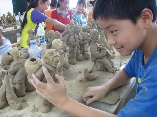 泥塑西街小学根果艺术高何红军小学泥塑,陶艺,卵石画邛崃市特殊教育