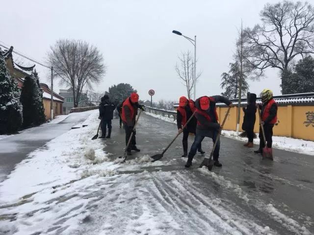 行动扫雪除冰暖人心保畅通为这群可爱的人打call今天我们都是扫雪人