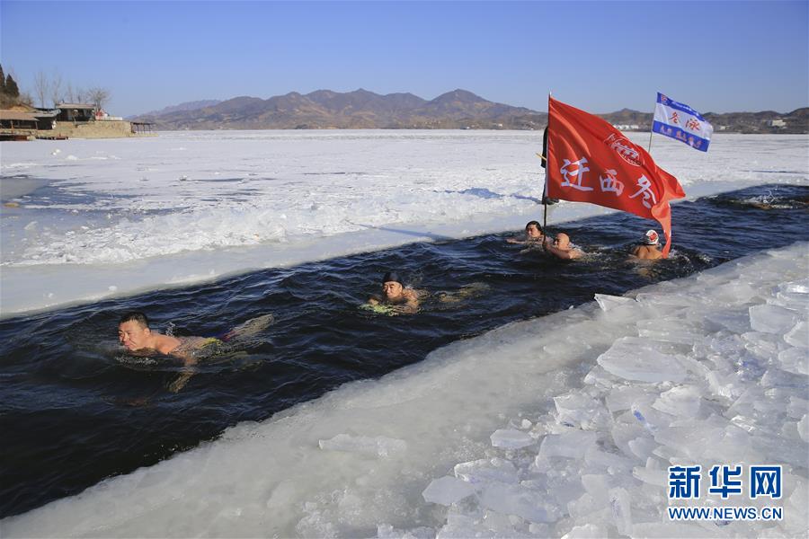 1月24日,一名冬泳爱好者在山东青岛栈桥海水浴场冬泳健身.