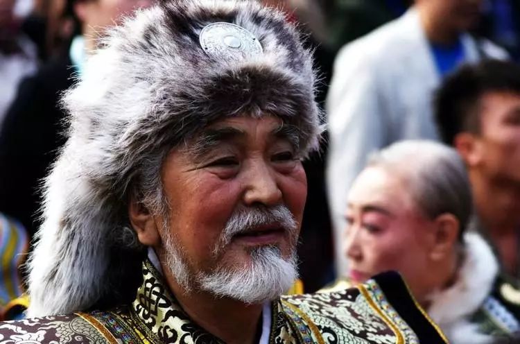 历史 正文 f:喀尔喀人 清末和民国初,一些来自喀尔喀和内蒙古的人迁到