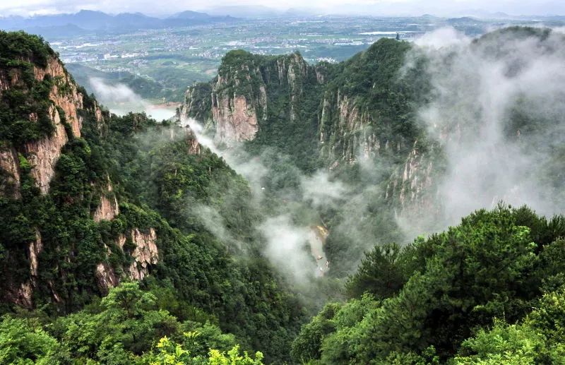 天台因境内名闻遐尔的天台山而得名,自然风光秀美,名胜古迹众多,素以"