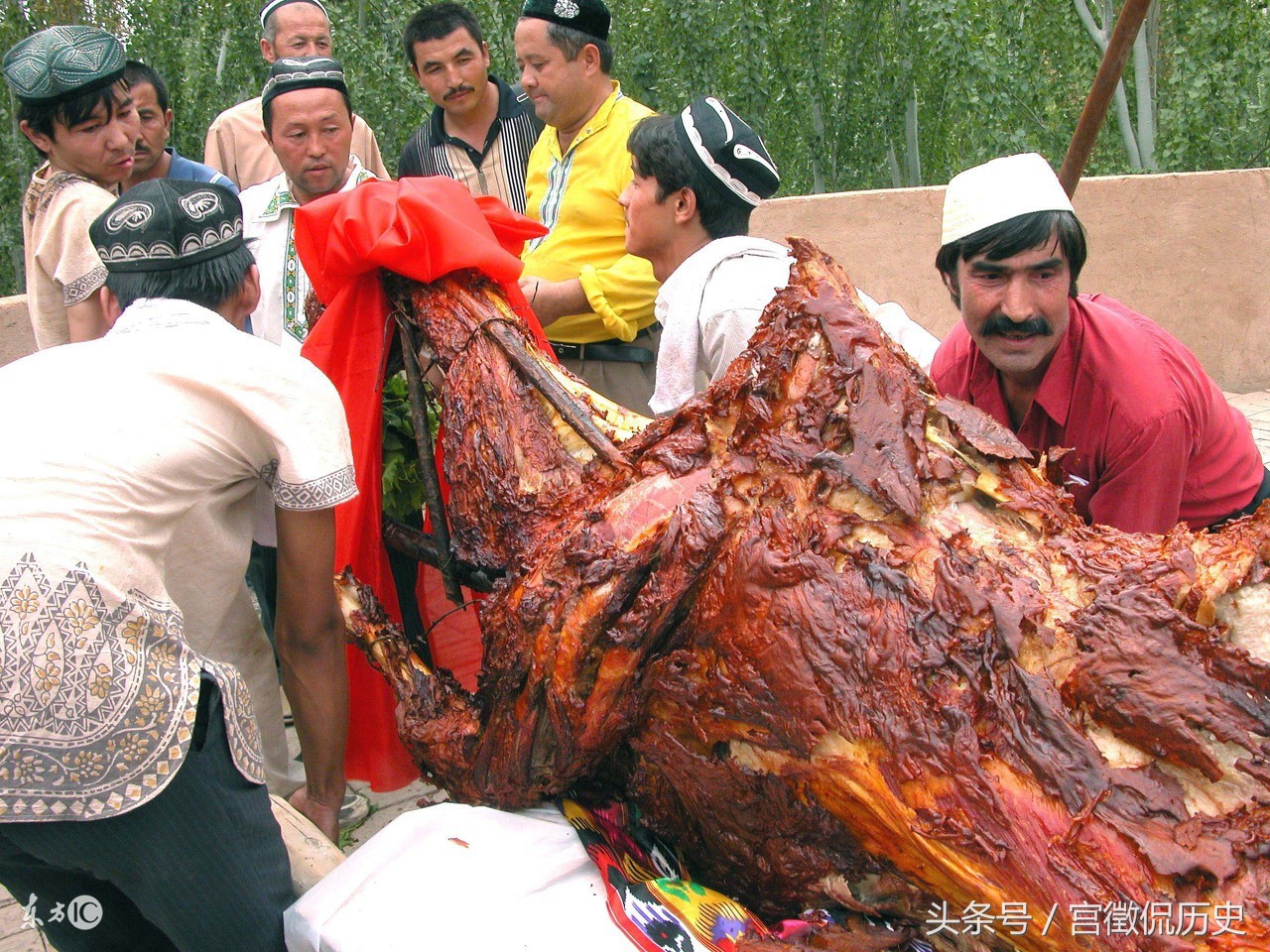 实拍:新疆名菜"骆驼烤,每公斤120元,1小时就被抢光了!