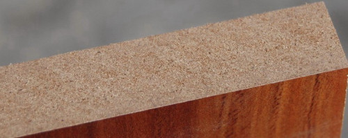 中纤板:跟刨花板最大的区别在于原料是木材或植物纤维,经过特殊的胶黏