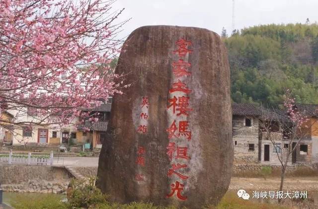 目前,梅林村沿溪两岸的梅花已迎来花潮,花期将持续到春节黄金周.