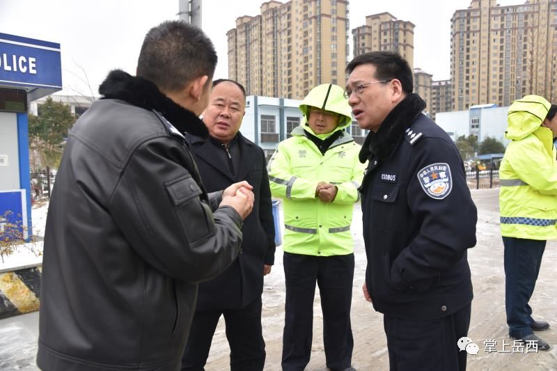 吴节海支队长一行听取了大队长储著东关于大队积极应对雨雪冰冻天气