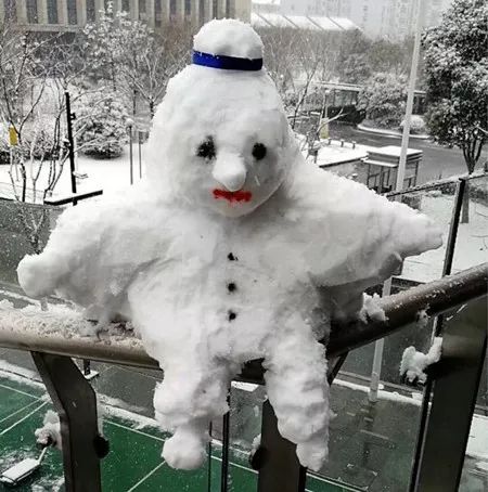 疯狂六合谁把雪人堆成这样一看就不正经