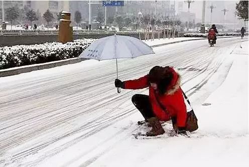 合肥一波一波人中招!雪天滑倒千万别这样做!处置