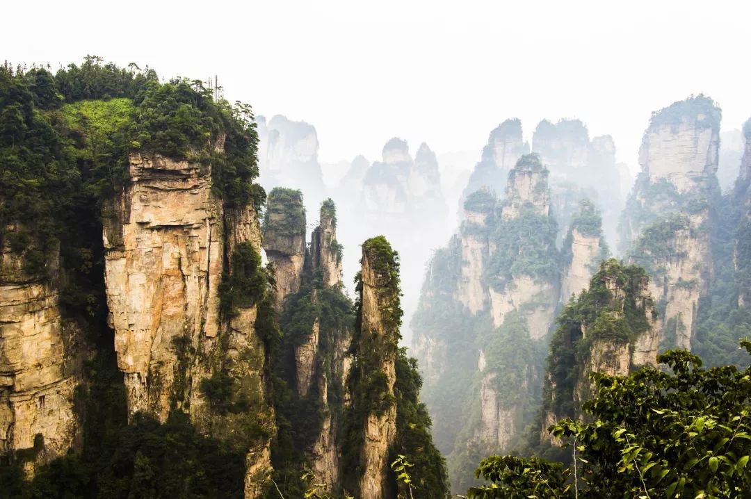 张家界6,7月会经常下阵雨,下雨的时候山路较滑,并且有山中常起雾,登山