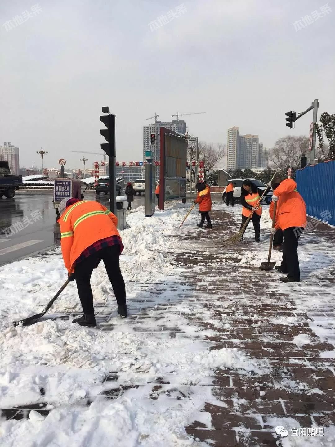 【 大家点赞】宜阳街头辛苦扫雪的环卫工人们