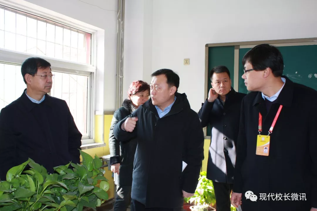 李区长参观了学校的图书室,学生社团活动室,听取北大街小学校长郝华杰