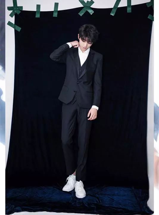 王俊凯白色高领搭配背带裤,多久没有见到他这么穿了?
