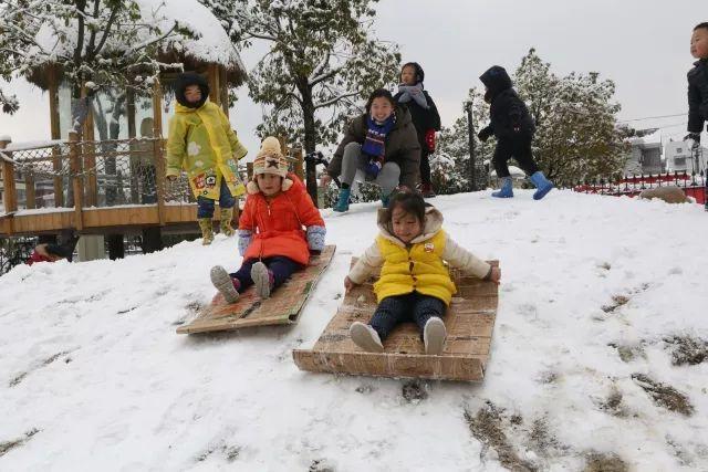 他们在滨江自制了一个"滑雪场"