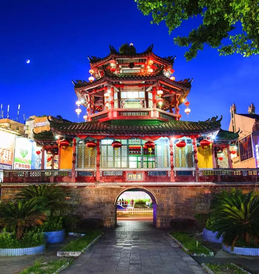 旅游 正文  进贤门是揭阳古城的标志性建筑,始建于明代,下为石筑城门