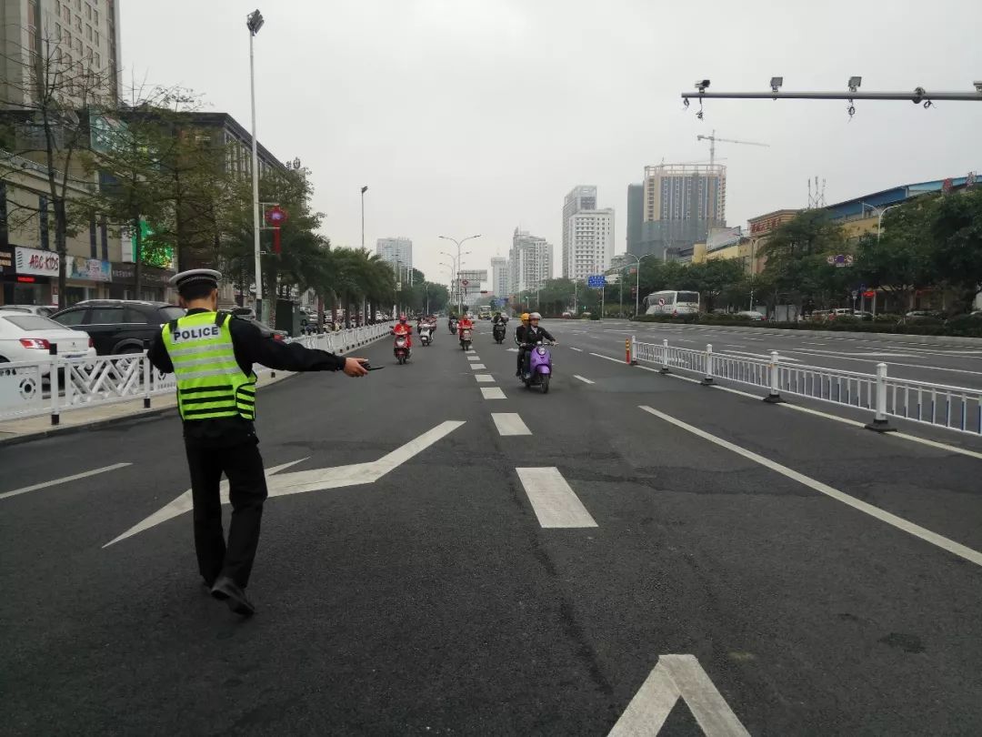 【提醒】贵港人注意!城区电驴和摩托车得这样过红绿灯路口