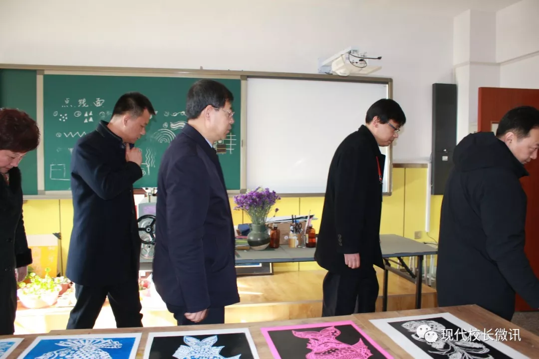 李区长参观了学校的图书室,学生社团活动室,听取北大街小学校长郝华杰