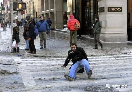 下雪天跑步不摔跤的秘诀是什么?