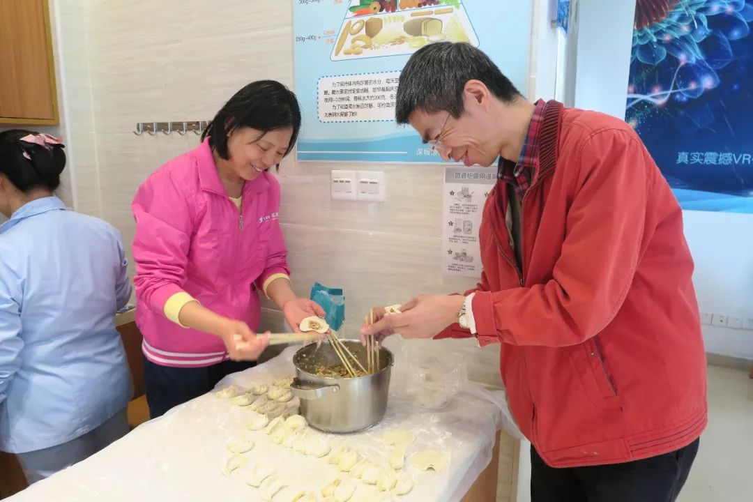 翠宁日间照料中心今日开展爱心学生爱心家长献爱心包饺子活动