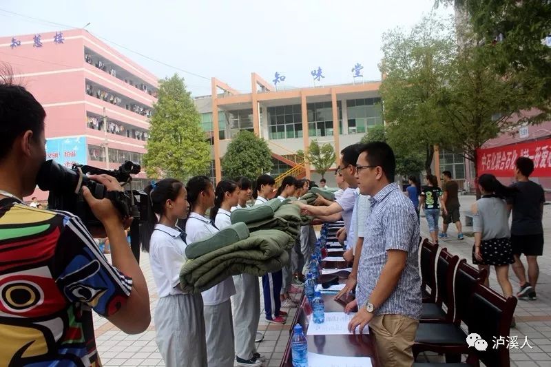 并为泸溪县白沙石化中学捐赠图书3200余册