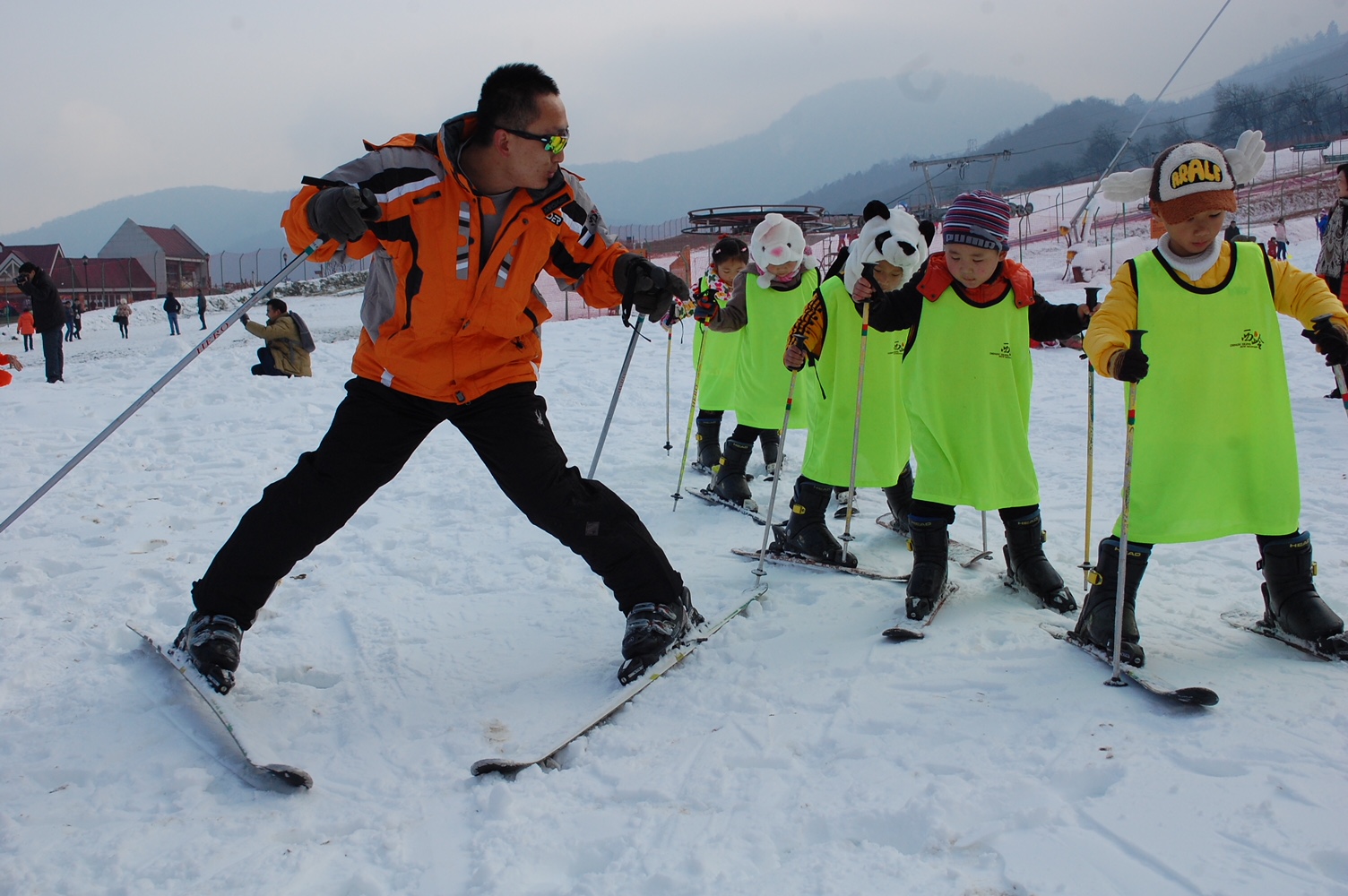 西岭滑雪冬令营启动,臻雪之旅带孩子探索雪原