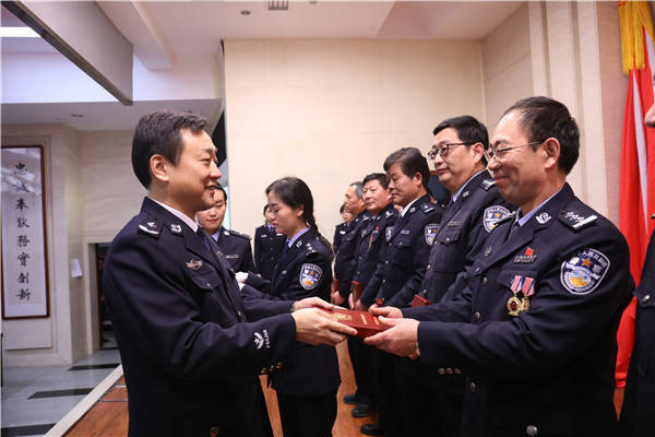 常德市公安局隆重举行市局机关民警首届三十年荣誉勋章授勋暨光荣退休