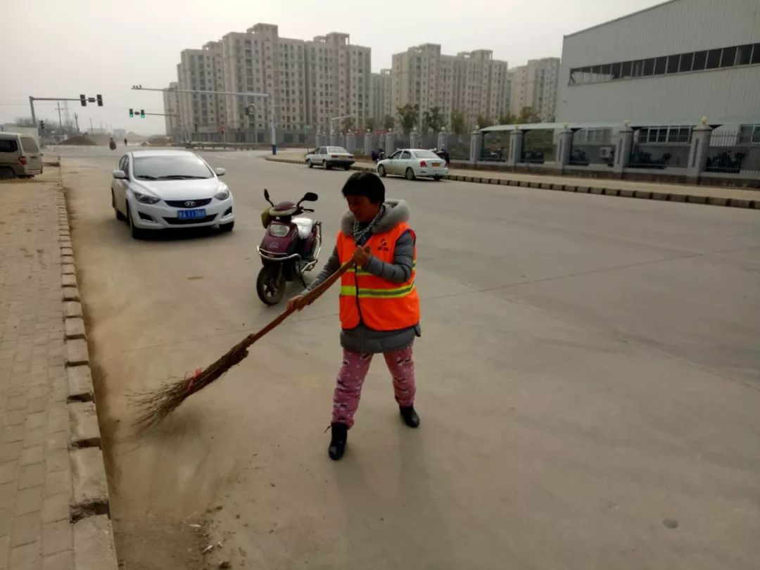 龚金华同志,南昌县家宝园林道路保洁一线员工,该同志在实际工作中吃苦