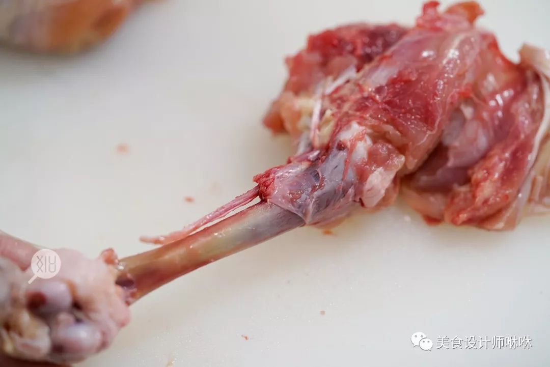 然后将鸡腿侧面斜切一刀,要切到骨头,把肉与骨头分离.