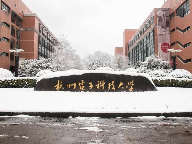 雪落杭电白衣翩翩