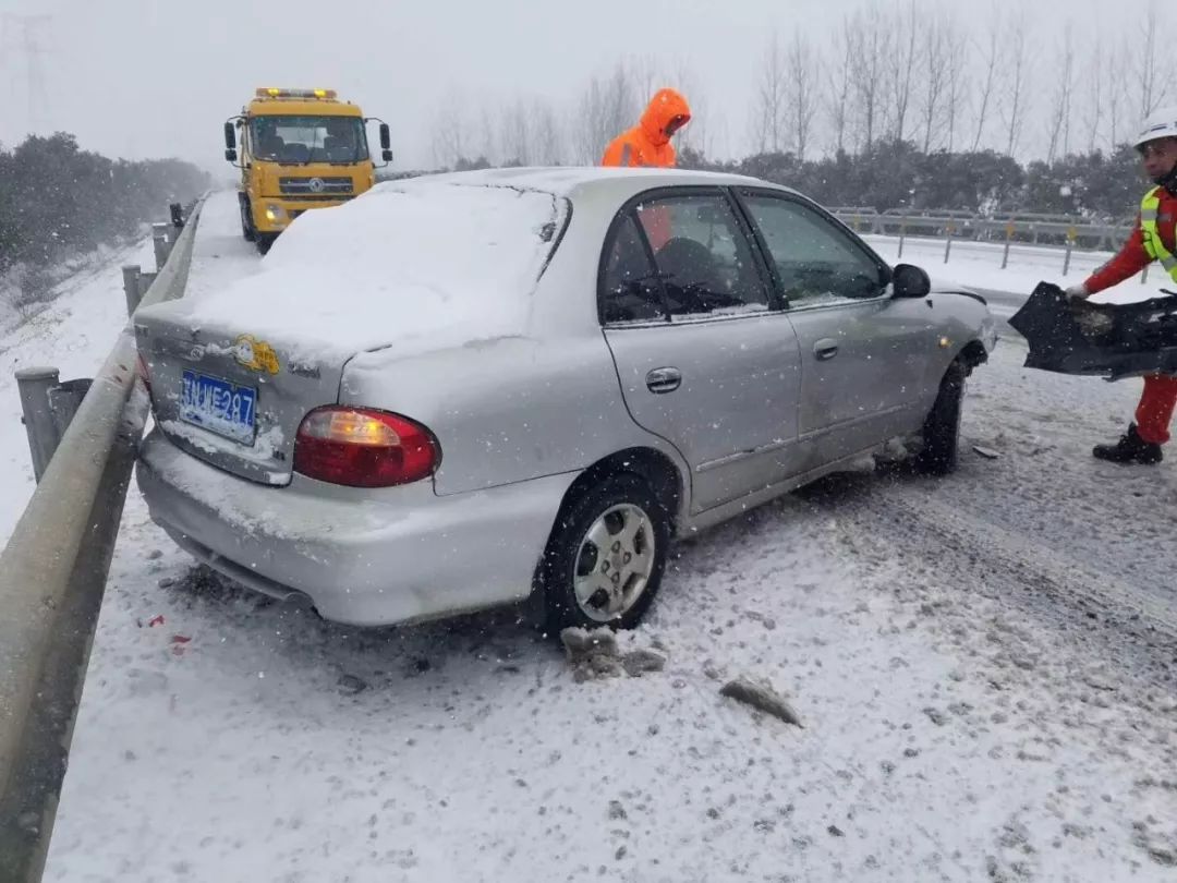 泗洪下大雪已有多起车祸都慢点儿