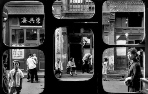 1965年中国珍贵历史老照片:图为北京一家琉璃厂古玩商店的橱窗,窗户被