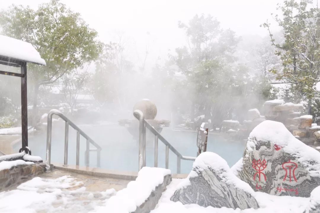 下雪天,浸润在热气弥漫的温泉里,看着天空雪花飞舞,全身的每一个毛孔