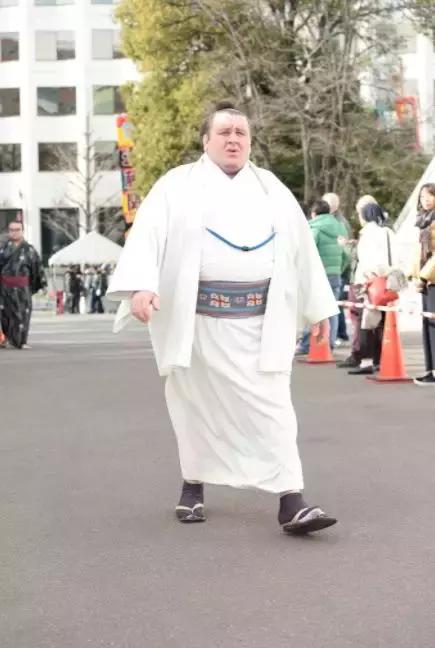 有时甚至会在大街上或车站见到穿着日式浴衣的相扑力士.