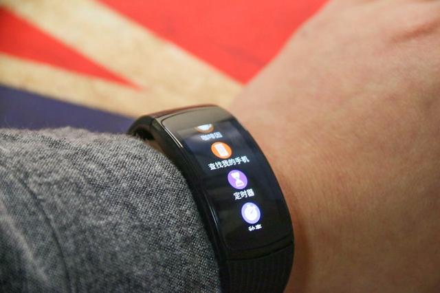 三星gear fit 2 pro体验:手环也开始玩全面屏了?