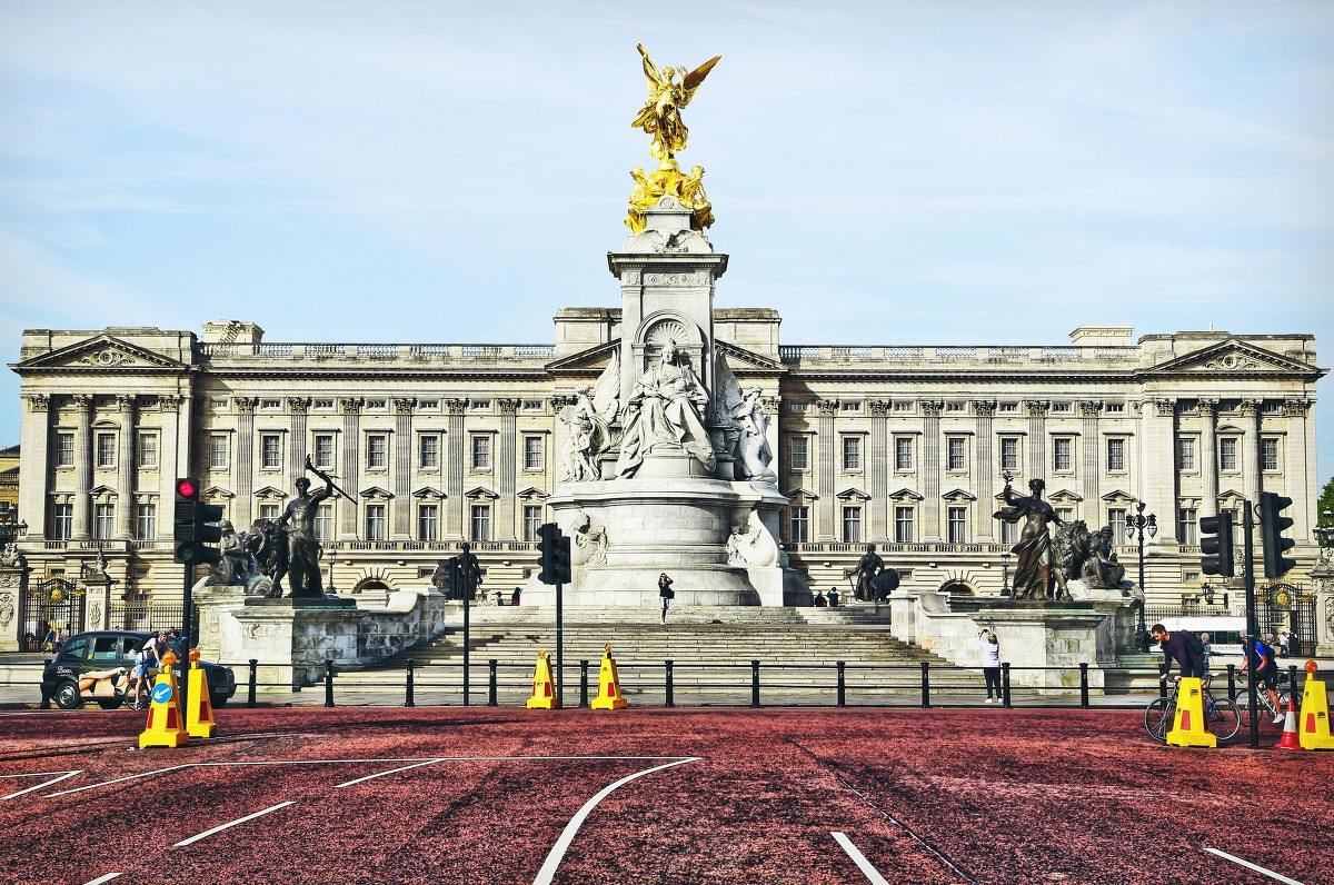 白金汉宫(buckingham palace)伦敦塔的旁边就是伦敦塔桥,它是伦敦最