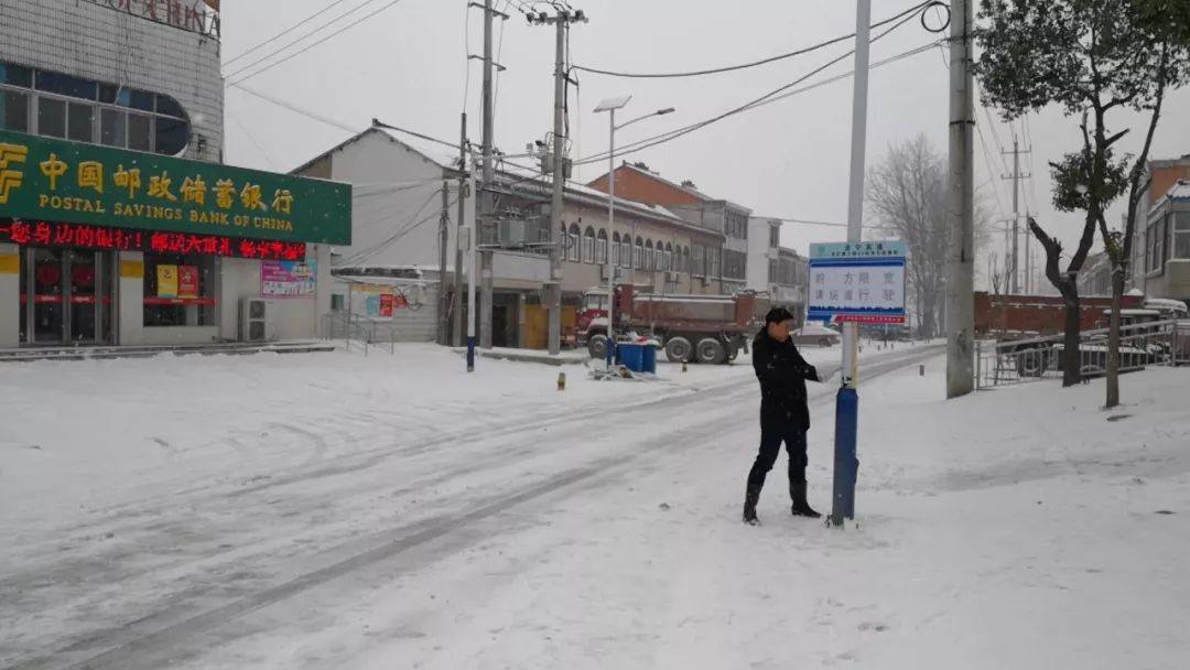 直击风雪栏杆集镇破冰行动助您安全出行