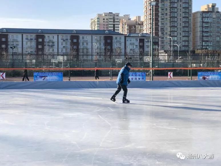 旅游 正文 滑冰场不大确非常人性化,供大家换鞋的长椅,颜色鲜亮造型