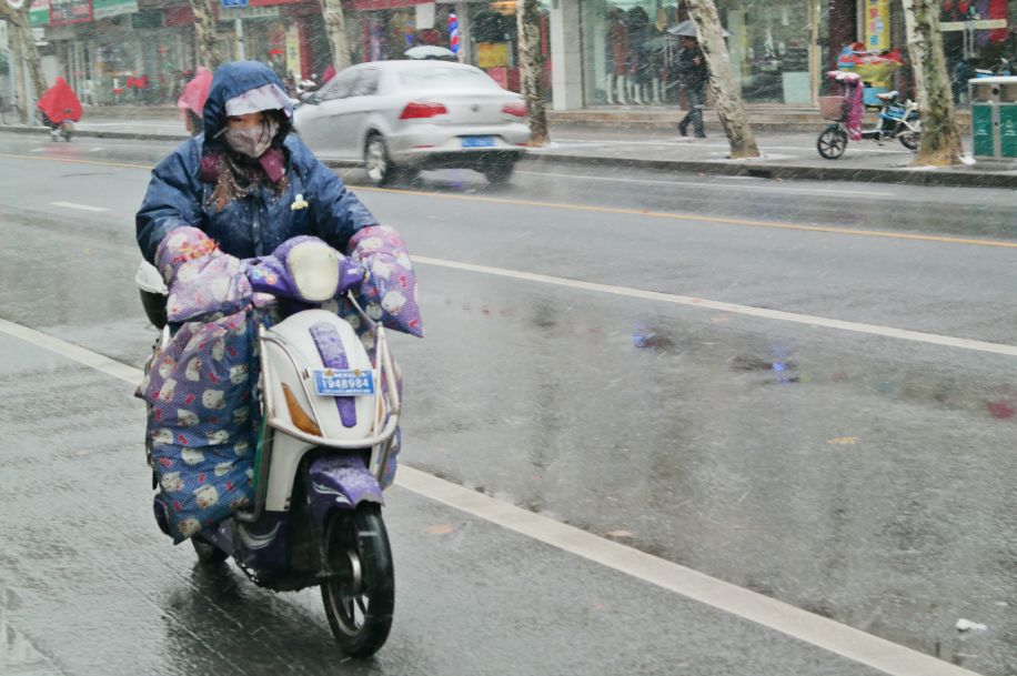 夜慢慢深了路上的车辆,行