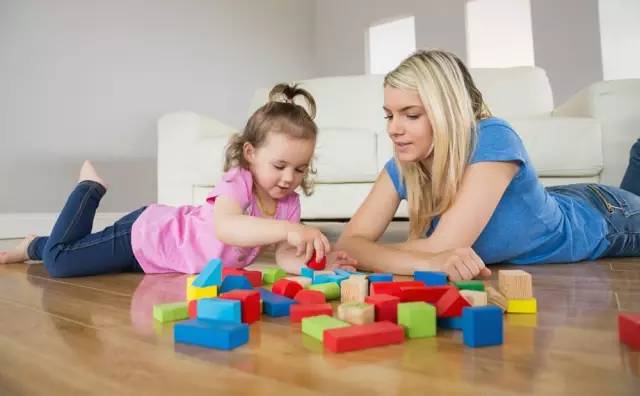 【搭积木游戏】宝宝玩积木的好处有哪些_如何教宝宝搭积木