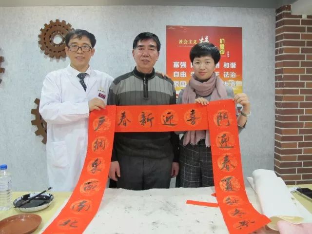 谷佩波老师挥毫泼墨 把象征着吉祥的"福"字和对联 送给幸运的朋友