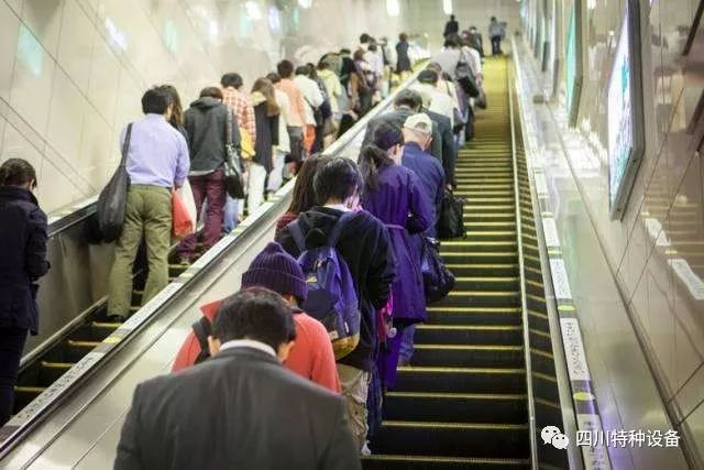 日本人:中国乘电梯不靠右站,没素质不文明!这个规则真