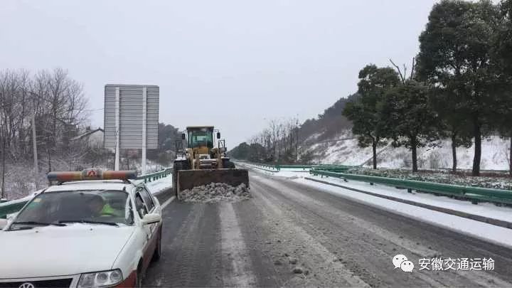 马鞍山市交通运输局对s314,s313,澄湖路等国省干线进行铲雪作业.