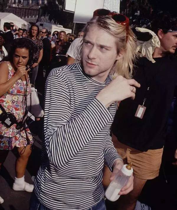 nirvana 主唱 kurt cobain 这件条纹道数明显有点多