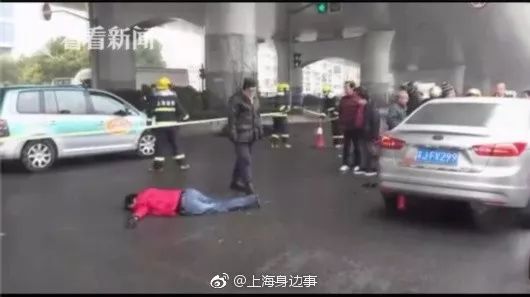 45秒翔殷路车祸现场消防员如神兵天降拉起人肉警戒带