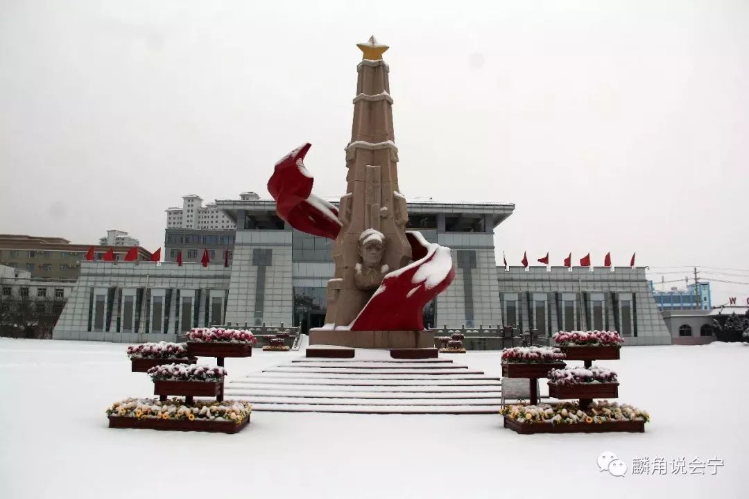 会师园雪景美如画               会宁今冬的第一场雪来得有些迟,但下