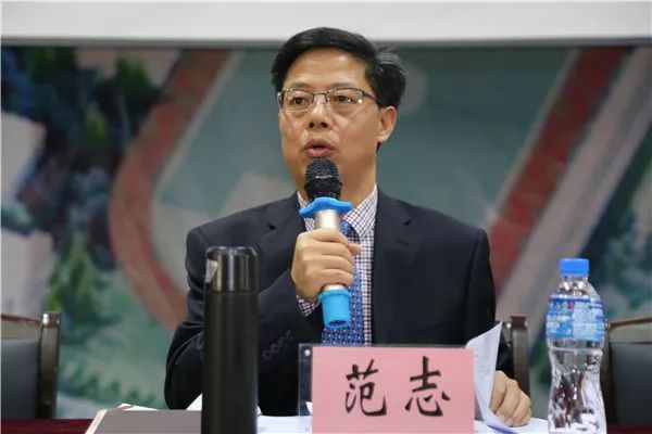 校长范志,党委书记汪建明,副校长胡静,谢子明,税荣昌,杨鸿以及全体教