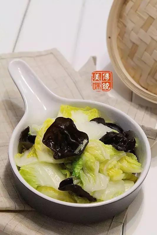 木耳炒白菜是一道色香味俱全的名菜.此菜嫩脆适口,益气止血.
