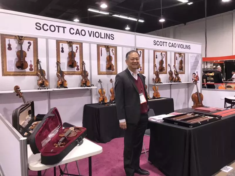 曹树堃大师在scott cao violins 展位上