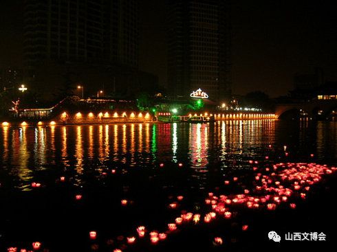 后发展为每年农历七月十五举办,历时三天,在黄河边漂放河灯,通过各种