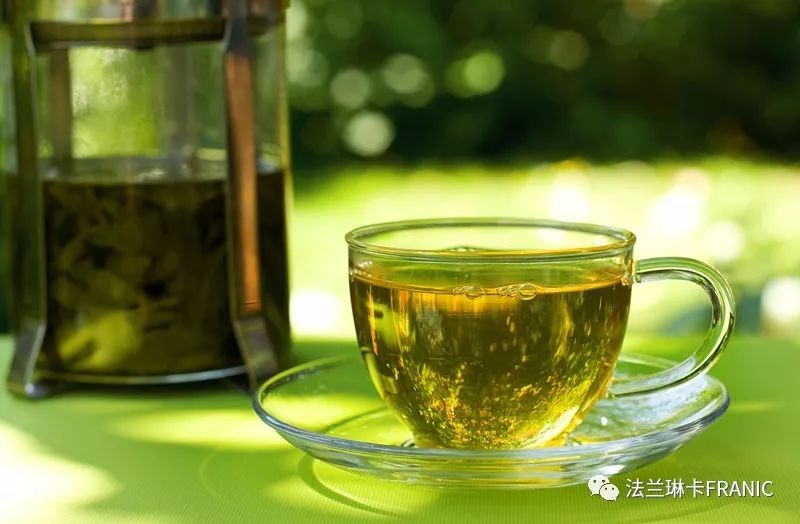 久坐之后,身体非常容易产生水肿,腰部脂肪也很容易堆积,每天喝绿茶能