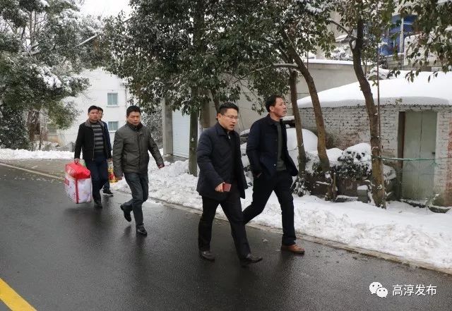 大雪过后守护孤寡暴雪之中仍有温情