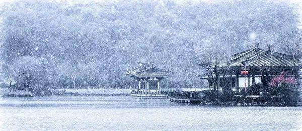 郁达夫在《江南的冬景》中写道 "在江南,也许会没有雨没有雪的过一个